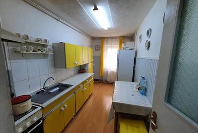 Apartament 2 decomandat  ,etajul 1, intrare Racadau-Carpatilor - 3