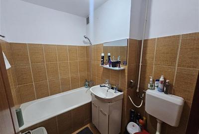 Apartament cu 3 camere semidecomandat, mobilat în Micro III - 31