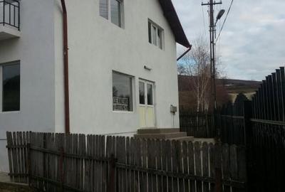 Casă cu 4 camere cu Teren 2000 Mp în Văleni - 2