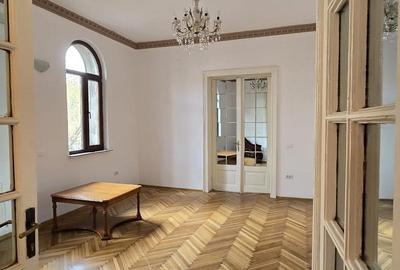 Apartament deosebit cu 4 camere spațioase, în zonă centrală Apartament deosebit cu 4 camere spațioase, în zonă centrală - 2