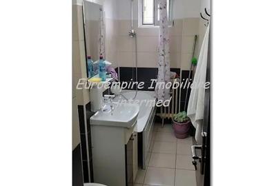 Apartament cu 2 camere semidecomandat în Km 4 - 5