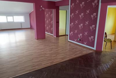 Casă cu 4 camere în Central - 1