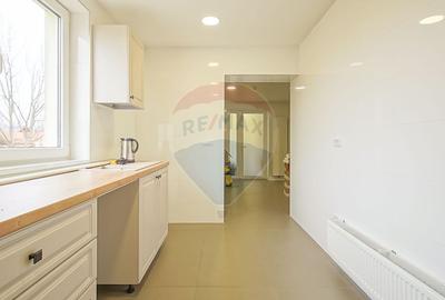 Casă cu 7 camere cu Teren 1400 Mp în Stupini - 11