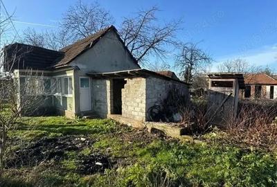 Casă cu 2 camere cu Teren 420 Mp în Central