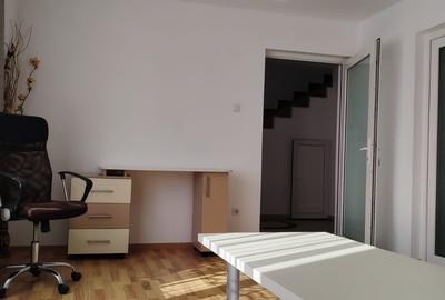 Casă individuală cu 7 camere cu Canalizare în Central - 2