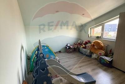 Casa / Vila cu 9 camere de vanzare in zona 1 Mai - 16