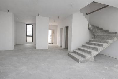Duplex cu 4 camere cu Canalizare în Central - 3