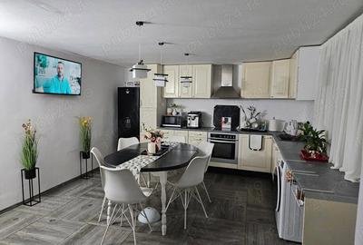 Casă cu 5 camere cu Teren 250 Mp în Central - 1