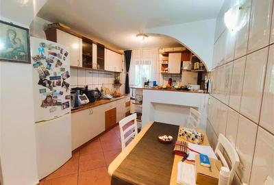 Apartament spatios cu 4 camere, etaj 2, 2 bai, 2 parcari si beci la doar 3 minut - 6