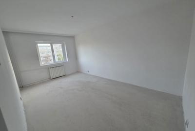 Apartament cu 3 camere decomandat în Malu Roșu - 2