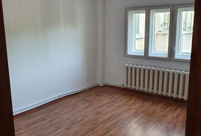 Apartament cu 3 camere decomandat în Uiești - 4