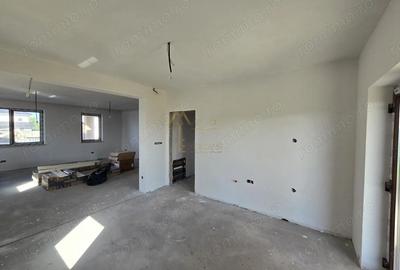 Casă cu 4 camere cu Canalizare în Central - 6