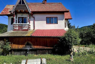 Casă cu 4 camere cu Teren 1000 Mp în Tractorul
