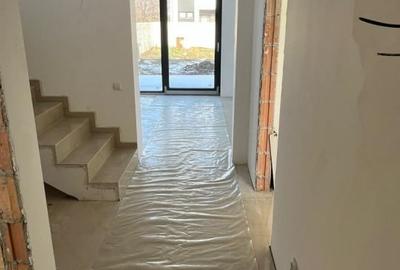 Casă cu 4 camere cu Canalizare în Central - 3