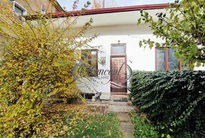 Investitie ideala: casa cu 2 unitati locative si curte, str. - 11