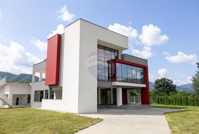 Casă individuală cu 5 camere cu Piscina în Bistrița - 1