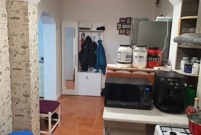 Apartament cu 2 camere semidecomandat, mobilat în Est
