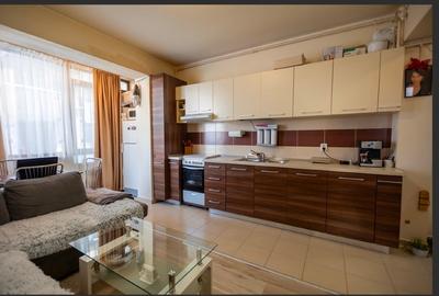 Apartament cu 3 camere semidecomandat în Rahova