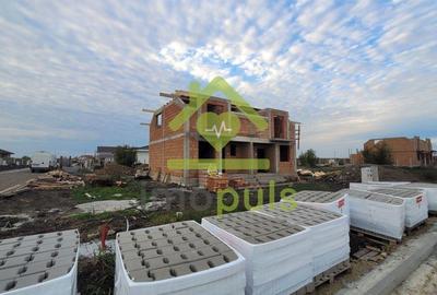 Casă cu 4 camere cu Teren 322 Mp în Moșnița Veche