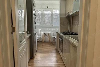 Apartament cu 3 camere decomandat în Titan