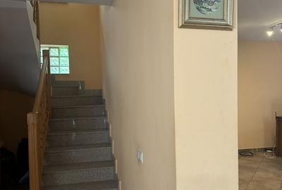 Casă cu 4 camere decomandat în Urleta