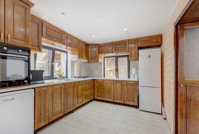 Casa de Maneciu Pamanteni, singur curte - 5