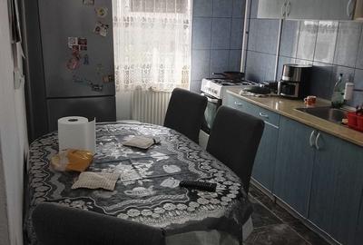 Apartament cu 3 camere semidecomandat în Micro 16