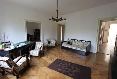 Apartament cu 3 camere semidecomandat, mobilat în Central - 1
