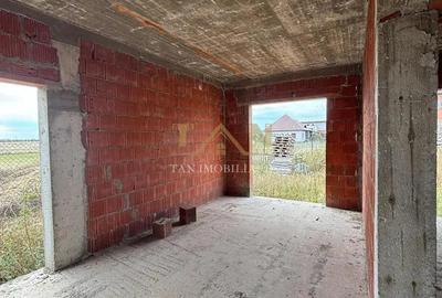 Casă cu 5 camere cu Teren 700 Mp în Torontalului