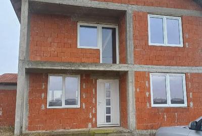 Casă cu Teren 8500 Mp în Leș - 2