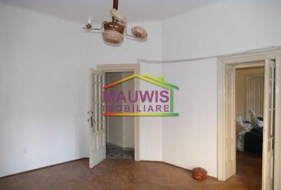 Apartament cu 5 camere decomandat în Moșilor