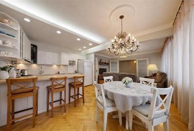 Apartament cu 3 camere semidecomandat în Central