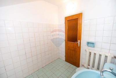 Casă cu 7 camere cu Teren 200 Mp în 23 August - 47