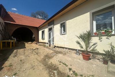 Casă cu 3 camere cu Canalizare în Central - 1