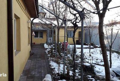 Casă cu 4 camere decomandat cu Teren 280 Mp în Central - 1