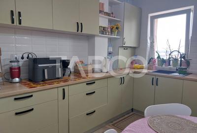 Apartament renovat 66 mp 3 camere 2 bai balcon pivnita Cisnadie - 4