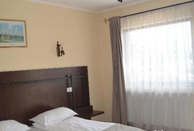 Casă cu 10 camere cu Teren 580 Mp în Poiana Țapului - 1