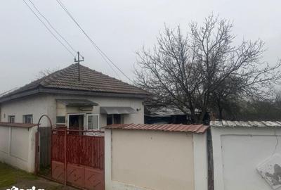 Casă cu 2 camere cu Teren 1000 Mp în Central