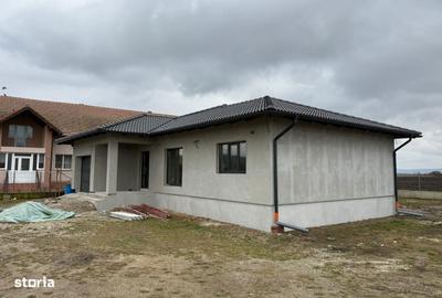 Casă cu 4 camere cu Teren 700 Mp în Luna - 1