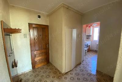 Vand apartament cu doua camere