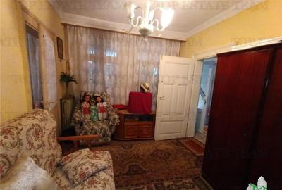 Casa, gradina si curte intr - un peisaj de poveste, aici in - 3