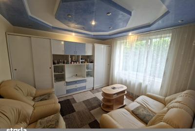 Apartament cu 3 camere decomandat în Botizului