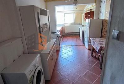 Apartament cu 3 camere decomandat, mobilat în Micro 3 - 6