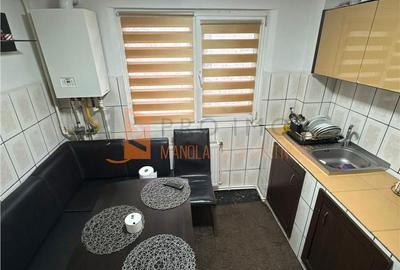 Apartament cu 3 camere semidecomandat, mobilat în Micro 5