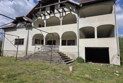 Casă cu Teren 5500 Mp în Central - 1