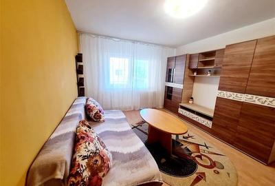 Apartament cu 3 camere semidecomandat în Centrul Civic