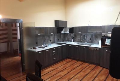Casă cu 6 camere cu Teren 200 Mp în Central - 3