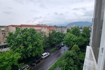 Apartament de 4 camere , zona Tractorul