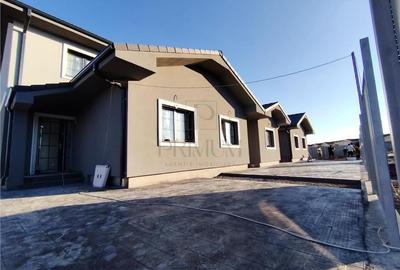 Casă cu 4 camere cu Canalizare în Moșnița Nouă