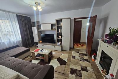 Apartament cu 3 camere semidecomandat, mobilat în Micro III - 23